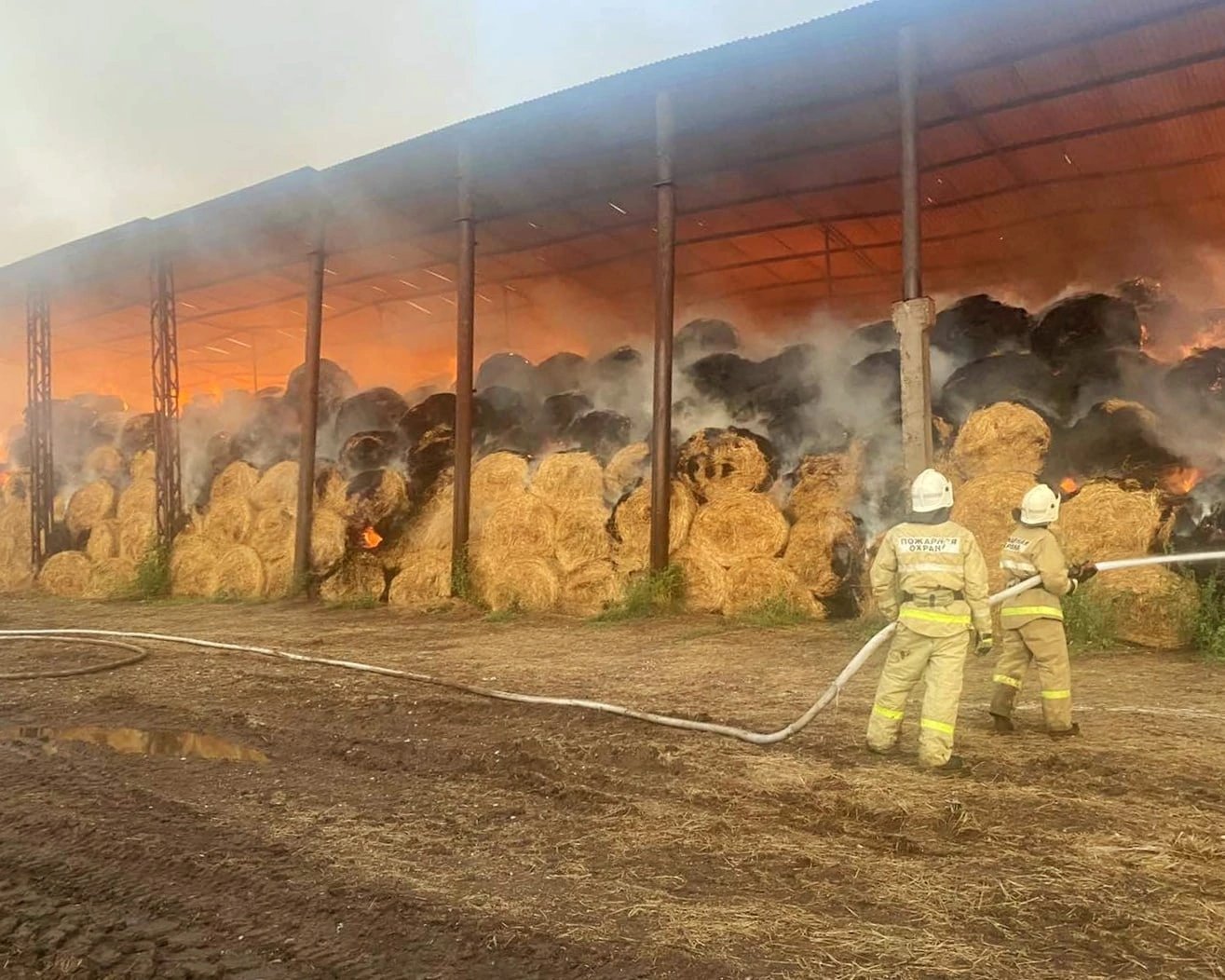 В Удмуртии несколько часов борются с пожаром в колхозе 