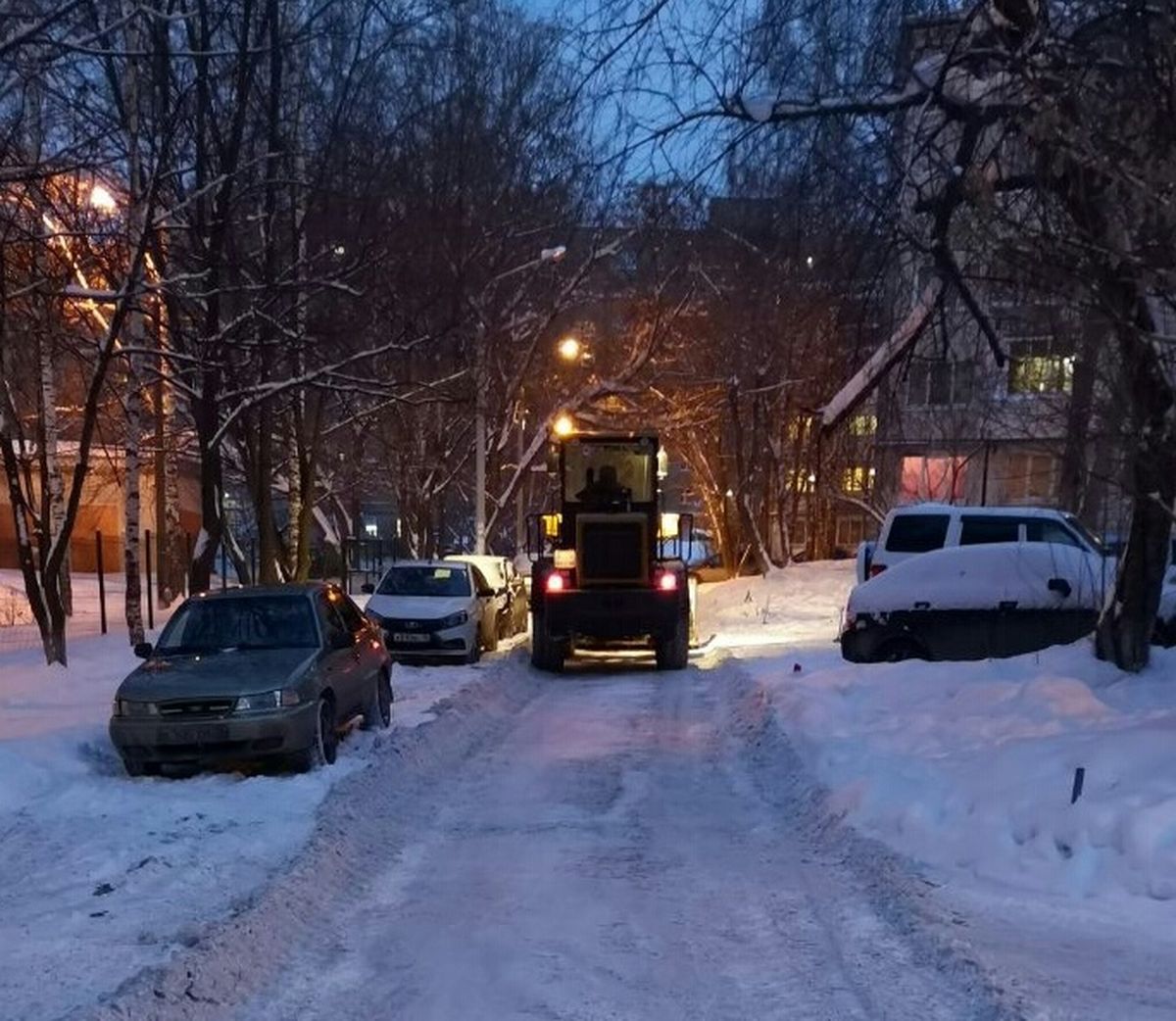 

В Ижевске могут начать штрафовать водителей, чьи машины мешают уборке снега

