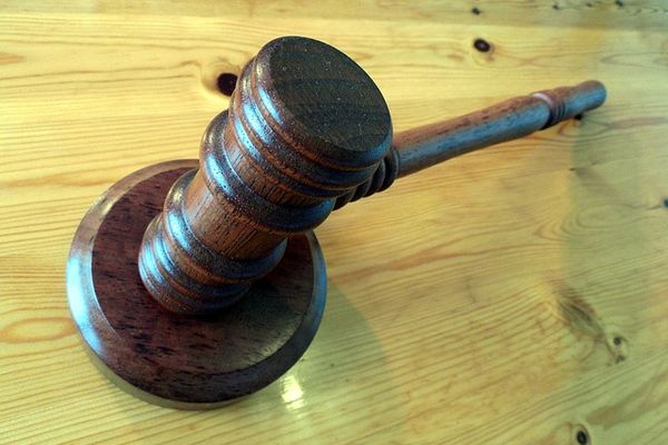 Судебные приставы Удмуртии выставили на торги диван стоимостью 619 700 рублей