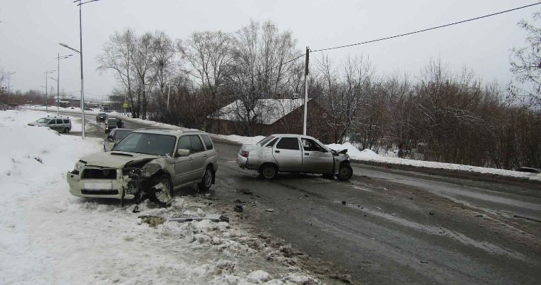 Пять человек получили травмы при столкновении двух авто в Ижевске