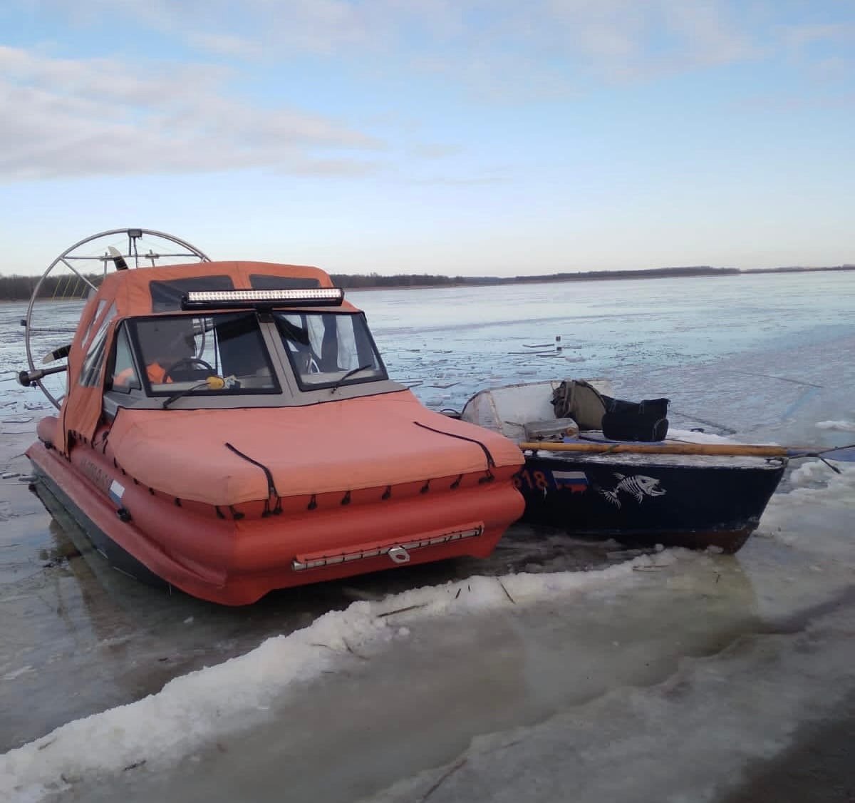 Спасатели Удмуртии пришли на помощь рыбакам, попавшим в западню на реке Белая