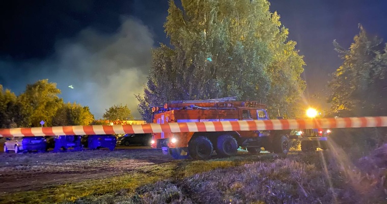 Пожарные ликвидировали открытое горение на лакокрасочном предприятии в Ижевске