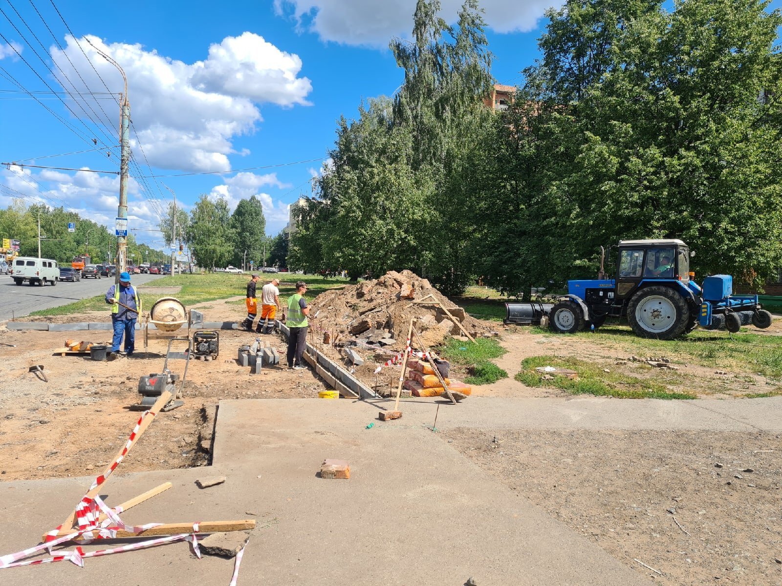 

Новую остановку начали устанавливать на улице Ударной в Ижевске


