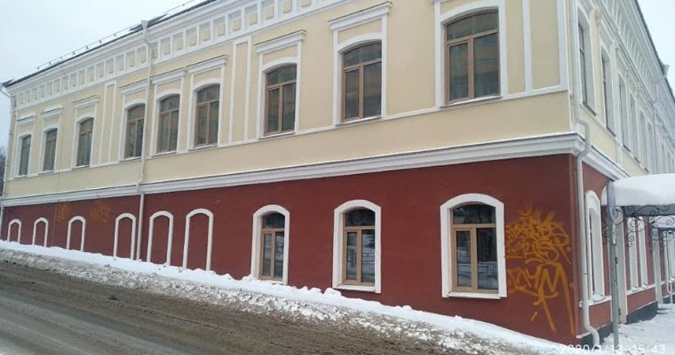 Неизвестные испортили «тегами» фасад купеческого дома в Ижевске