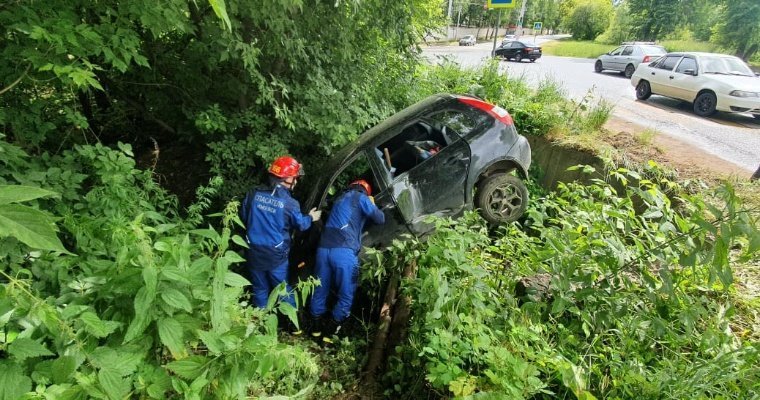 В Ижевске две девушки пострадали при съезде автомобиля в яму 