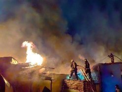 В ночь на 11 апреля на улице Пойма в Ижевске загорелось здание по производству пакетов 