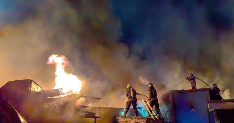 В ночь на 11 апреля на улице Пойма в Ижевске загорелось здание по производству пакетов 