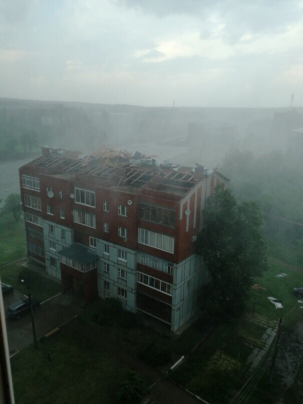 Разгул стихии: в Воткинске снесло крышу одного из жилых домов