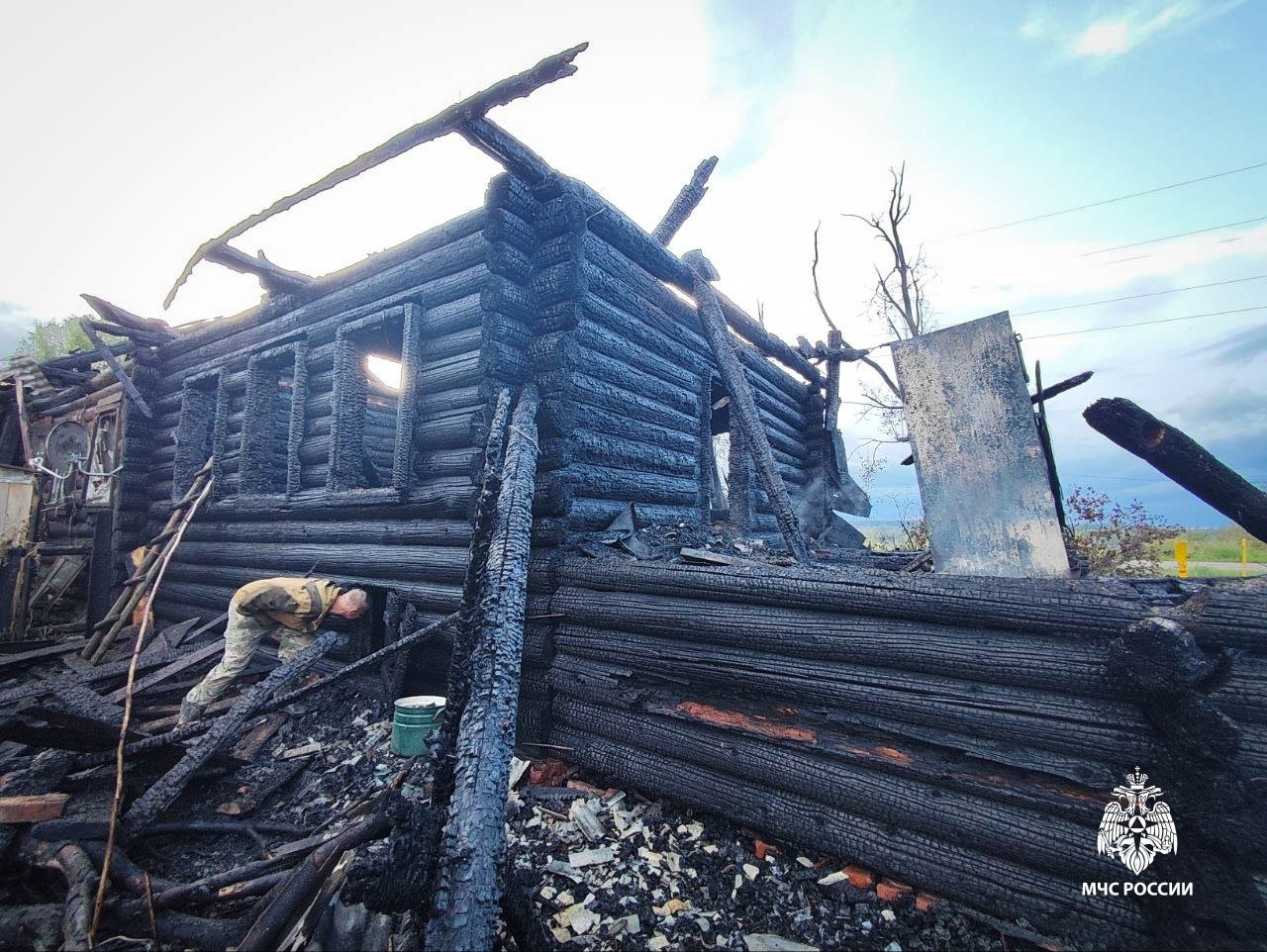 В Игринском районе из-за двух детей сгорел дом