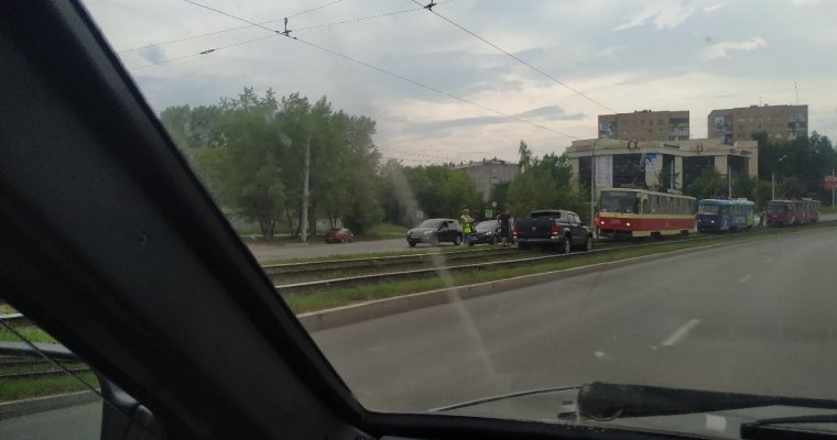 Вылетевший на пути автомобиль приостановил движение трамваев в Ижевске