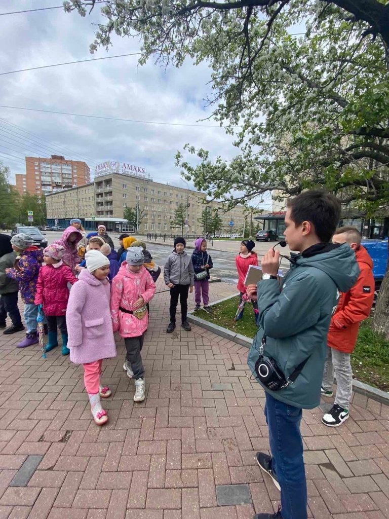 Директор школы №27 в Ижевске учит школьников проводить экскурсии