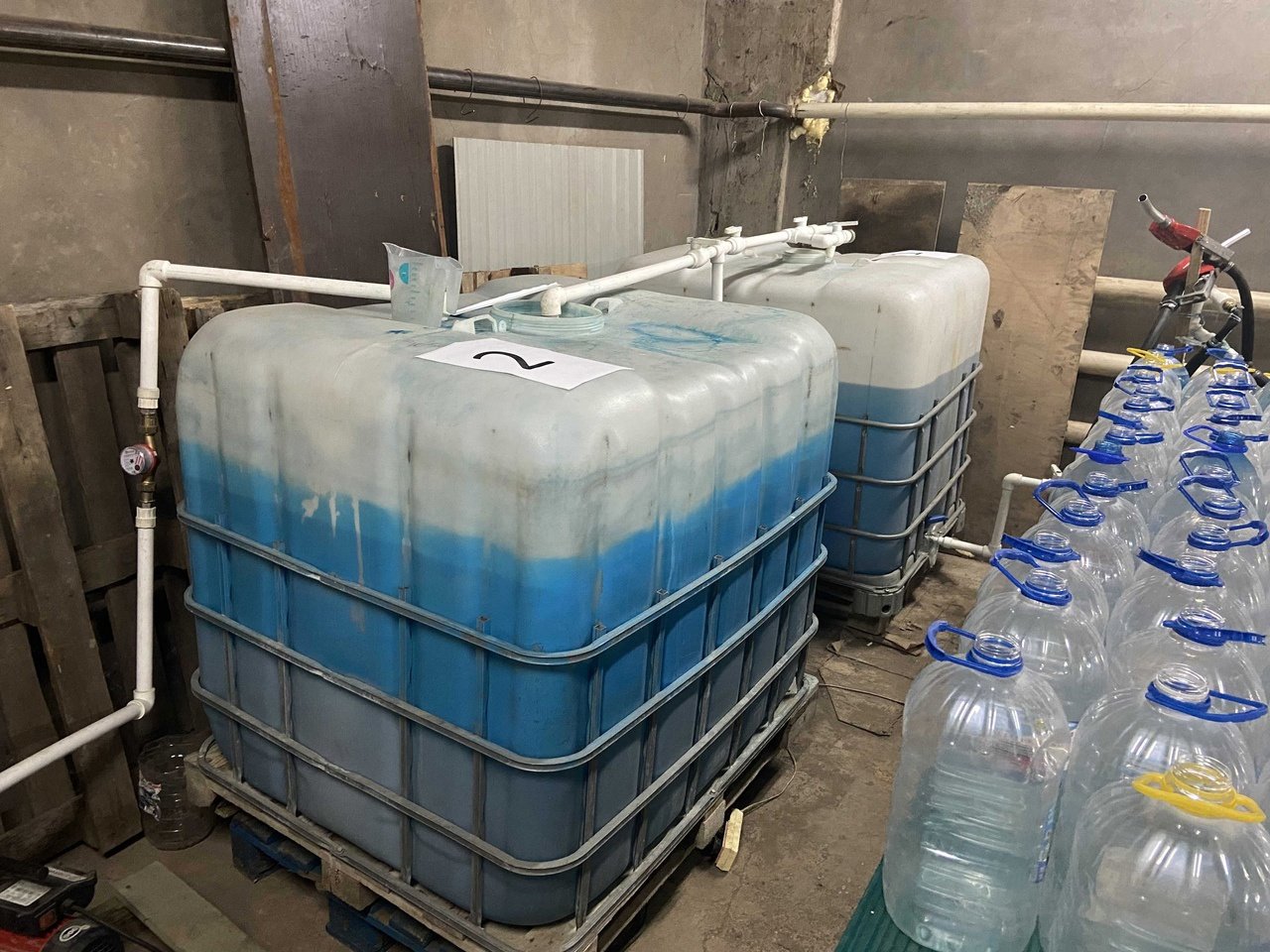 Полицейские изъяли из подпольного цеха в Ижевске почти 7 000 литров ядовитого спирта