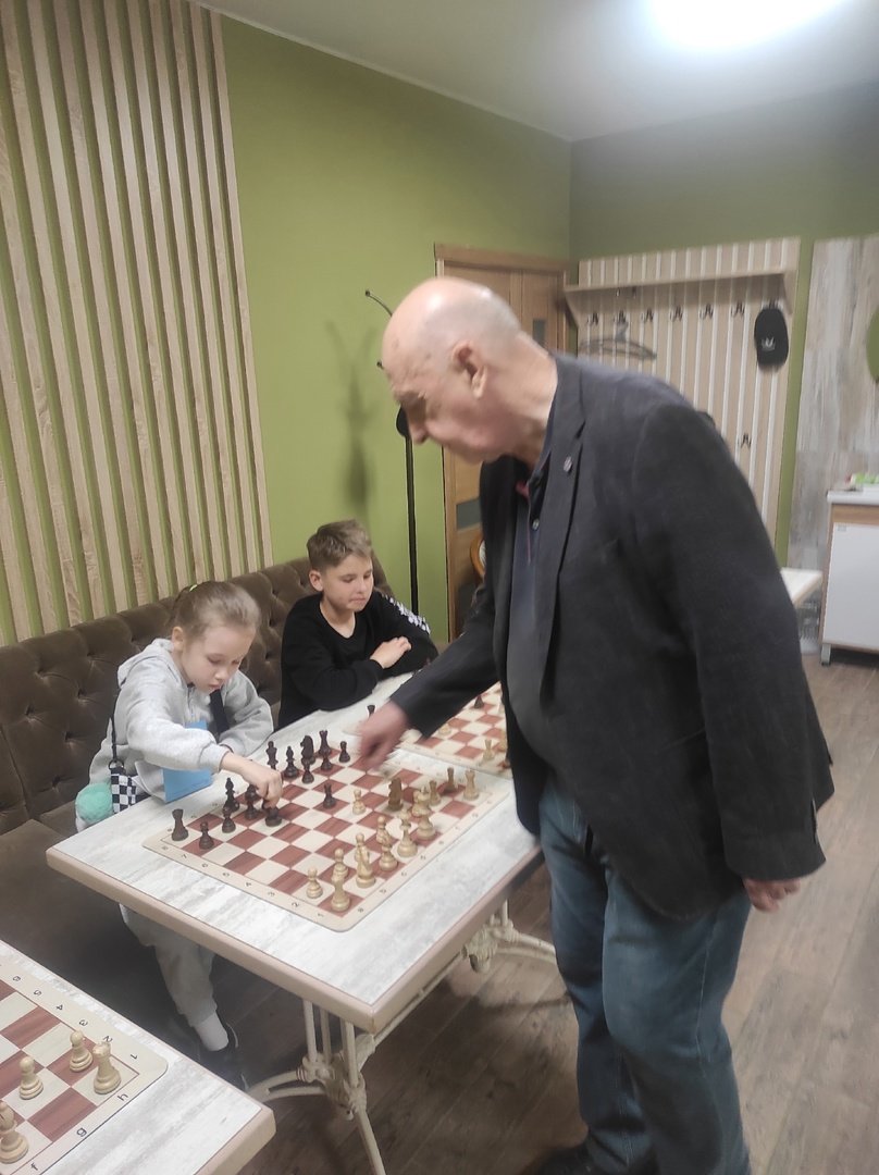 Спустя 49 лет международный мастер Александр Филипенко вновь сыграл в шахматы с жителями Сарапула 