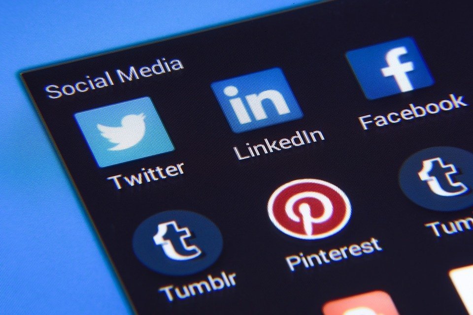 Роскомнадзор проверит Twitter и Facebook на выполнение российских законов