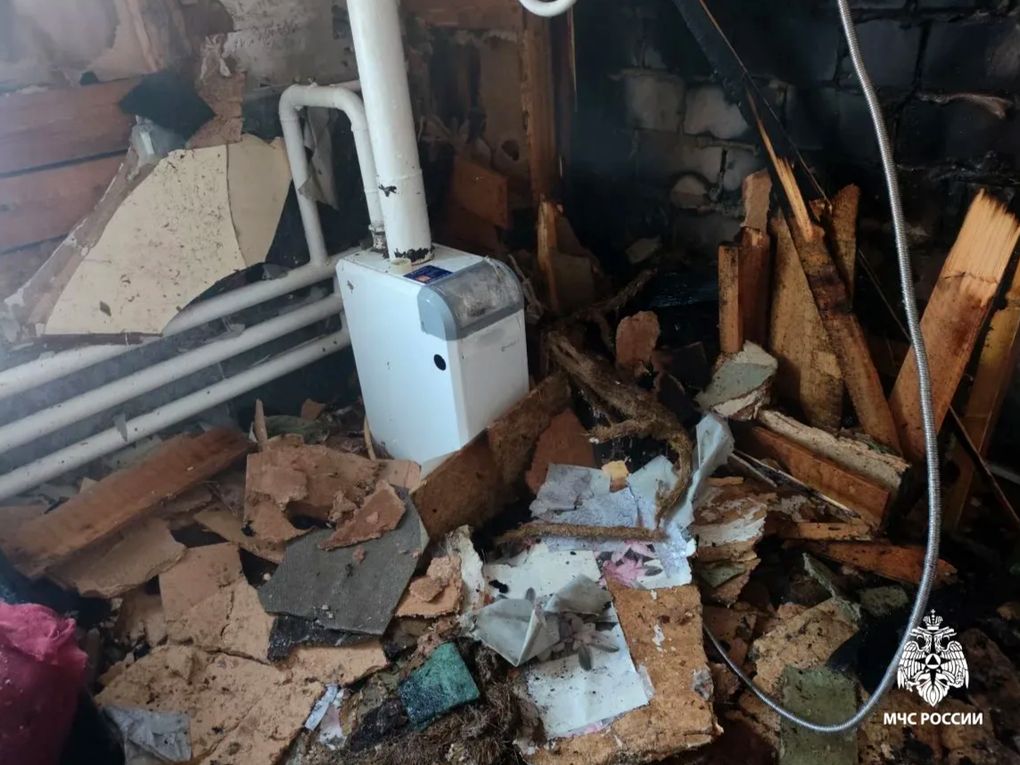 Селяне в Удмуртии пытались отогреть трубу в доме строительным феном и спалили дом