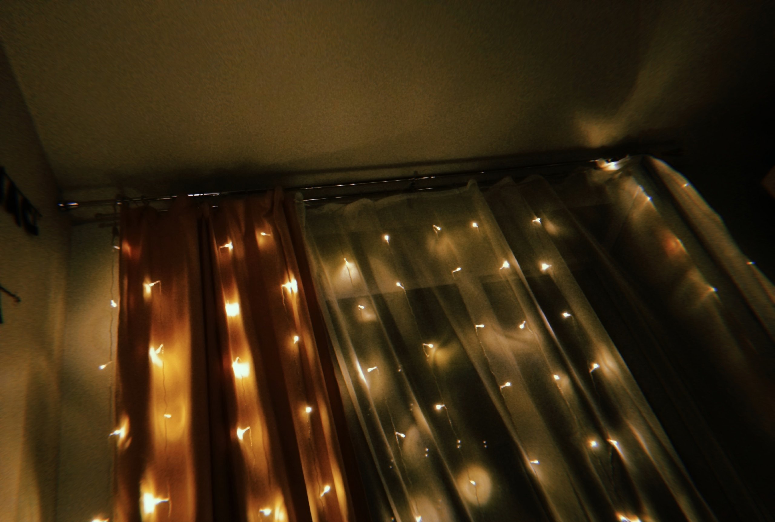 Креативное украшение интерьера гирляндами