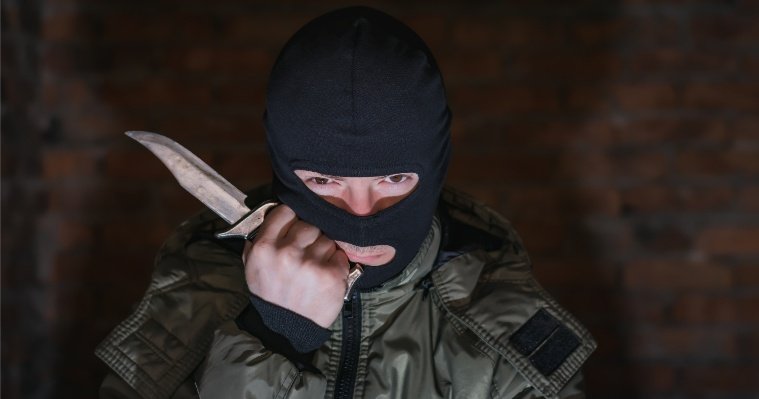 Двое вооруженных ножом ижевчан украли телефон у прохожего
