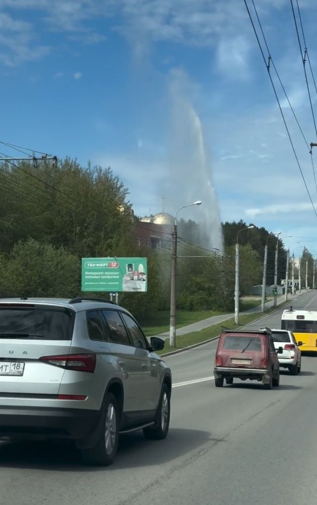 Прорыв трубы на улице Ворошилова в Ижевске образовал фонтан