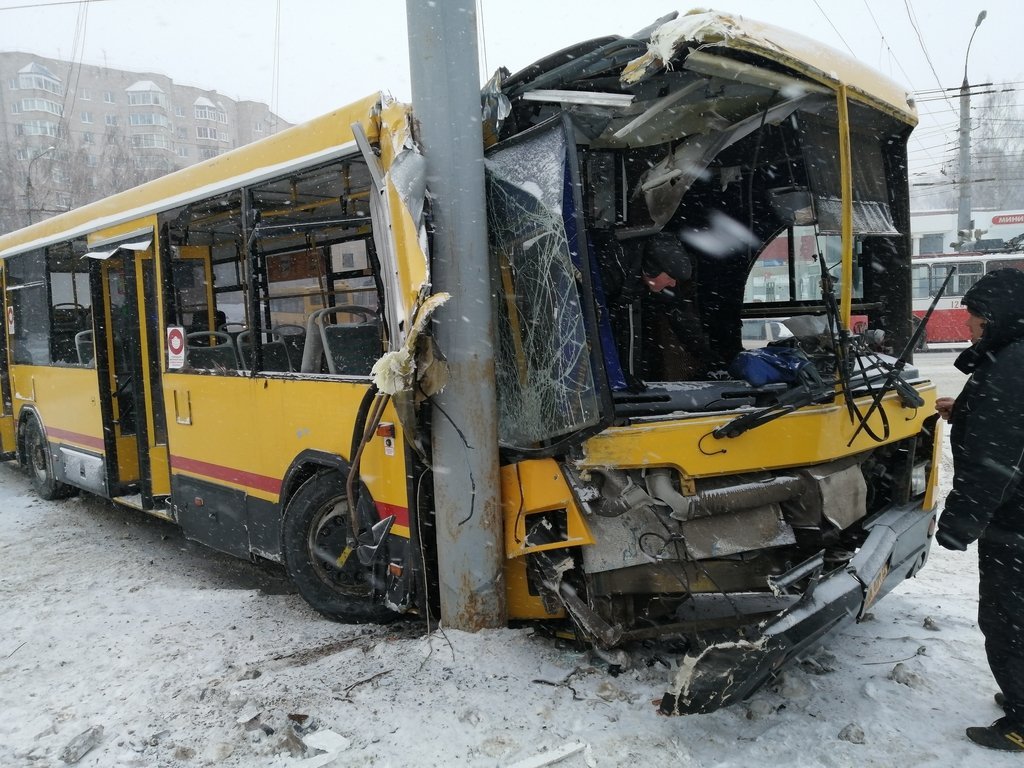 

Автобус врезался в столб в Ижевске: 4 человека пострадали 

