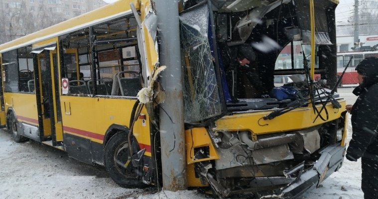 Автобус врезался в столб в Ижевске: 4 человека пострадали 