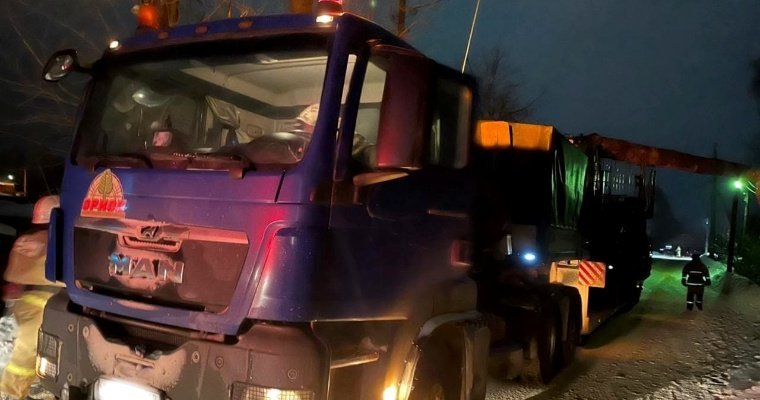 В ГИБДД рассказали подробности аварии в Балезино, где грузовик врезался в теплотрассу