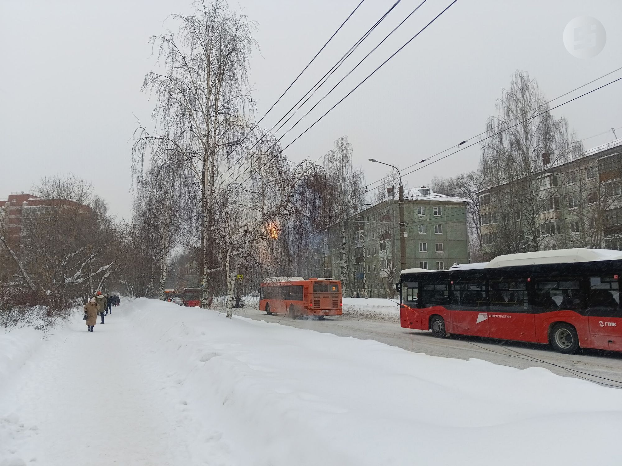 В Ижевске на улице Дзержинского загорелись троллейбусные провода