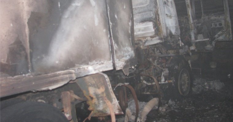 В Воткинском районе Удмуртии загорелся грузовик, водитель получил ожоги