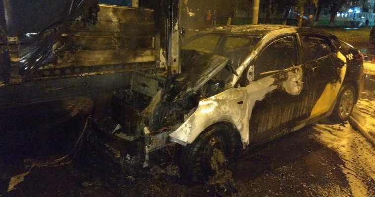 Такси загорелось после ДТП в Ижевске