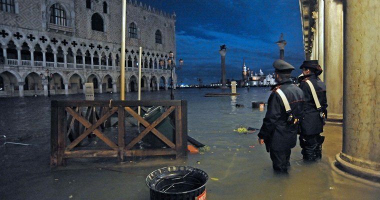 В частично затопленной Венеции ожидают новый подъем воды