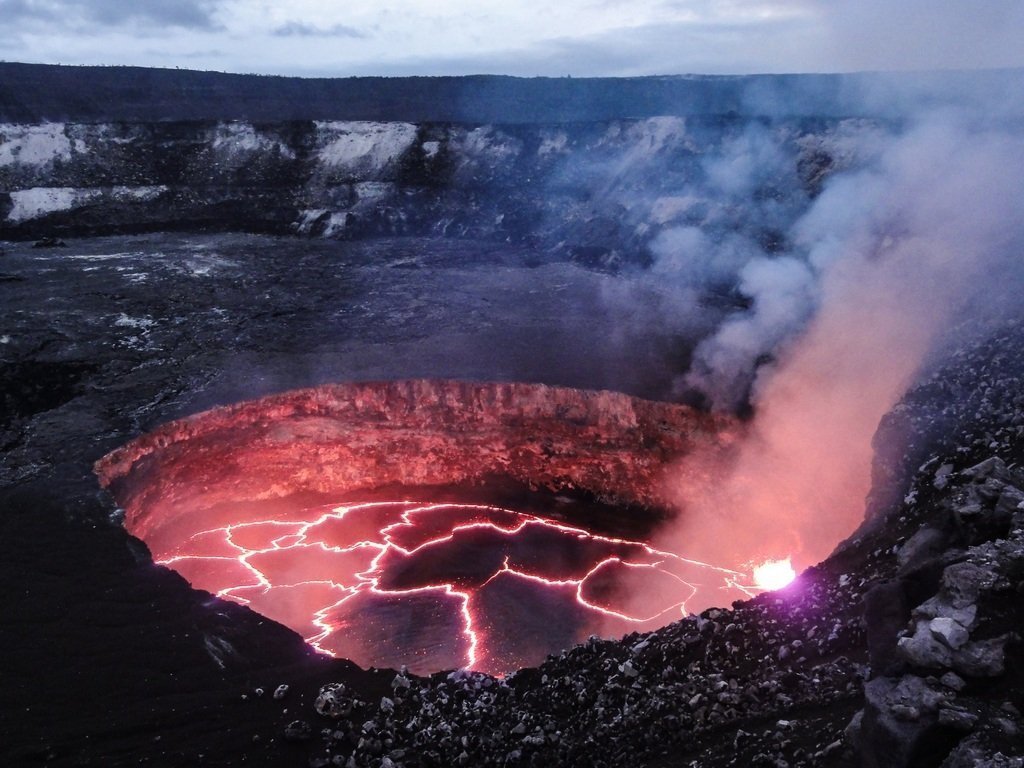 Самый крупный из действующих вулканов в мире «уснул» на Гавайях 