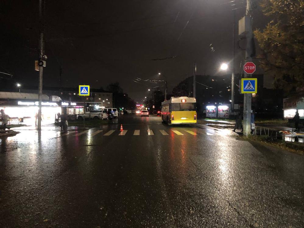 Женщина сбила юношу на улице Школьной в Ижевске и уехала с места ДТП