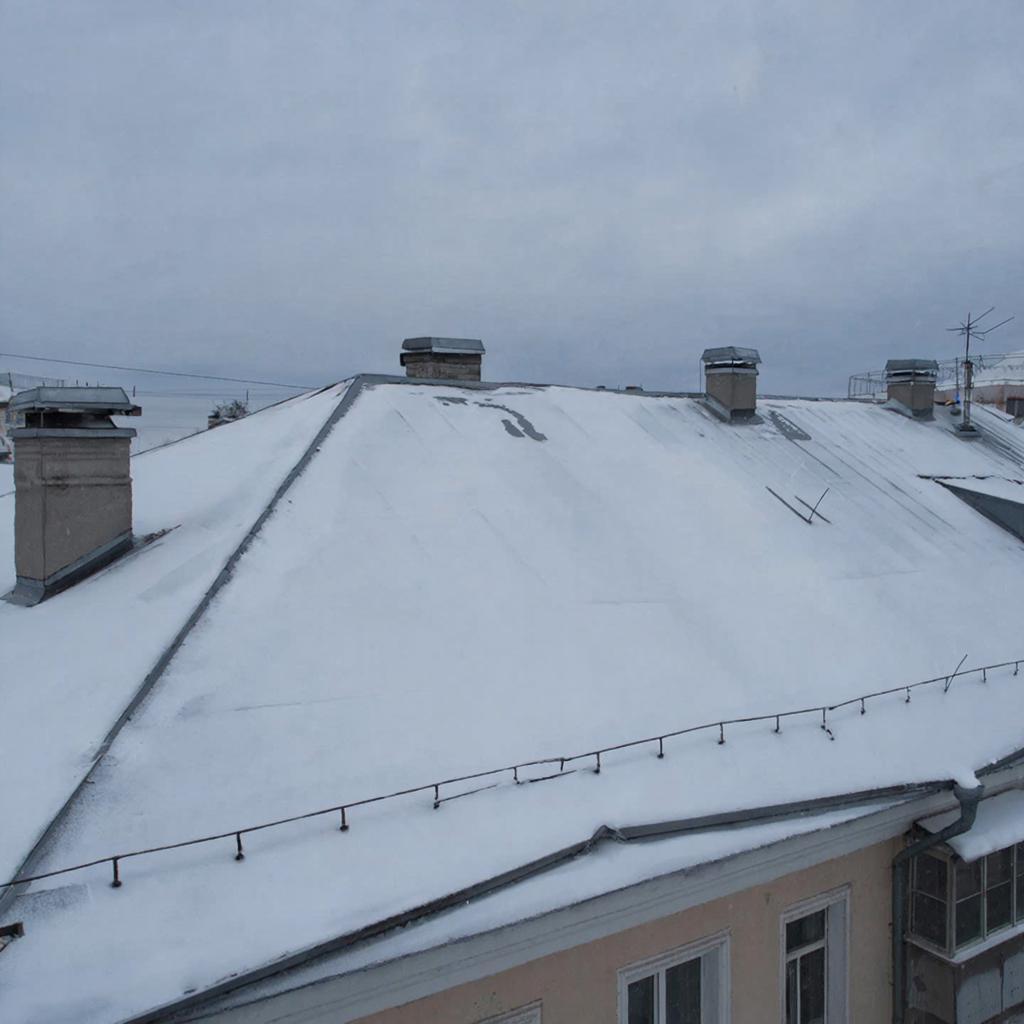 УК в Ижевске поручили отремонтировать крышу дома, где под тяжестью снега рухнула кровля