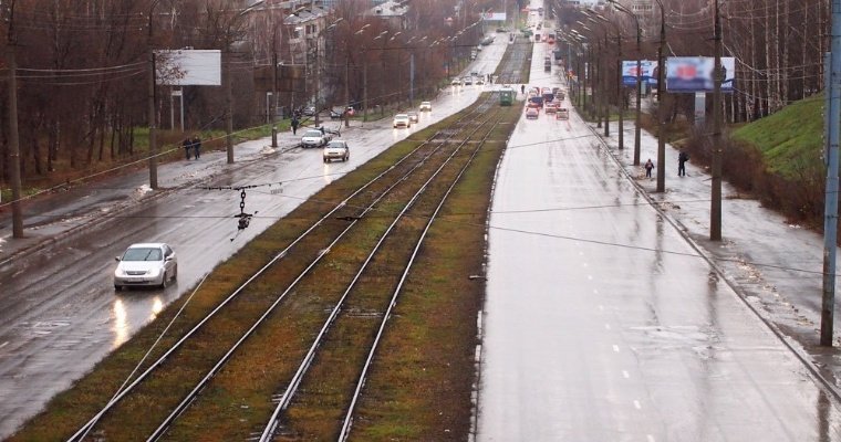 В Ижевске продолжают обновлять трамвайные пути на улице Карла Маркса