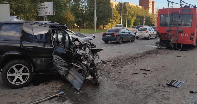 Три человека пострадали в результате столкновения легковушки и троллейбуса на улице Удмуртской в Ижевске