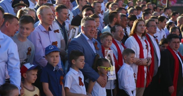 Хоровое пение Совета отцов Удмуртии, террористическая опасность в Курской области и лидерство Макрона на выборах: новости к этому часу