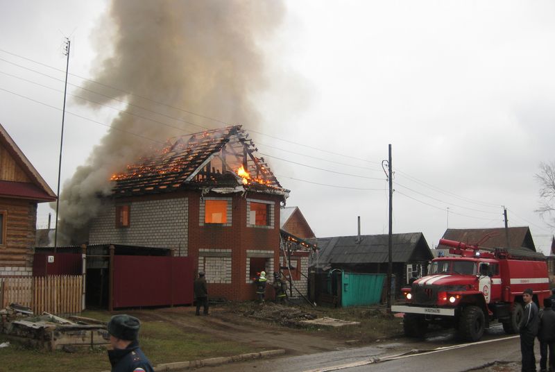 Что горит в ижевске в данный момент. Пожар в Ижевске сейчас. Пожары в Удмуртии за последние сутки. Ижевск частный сектор. Пожар в Камбарке сегодня.