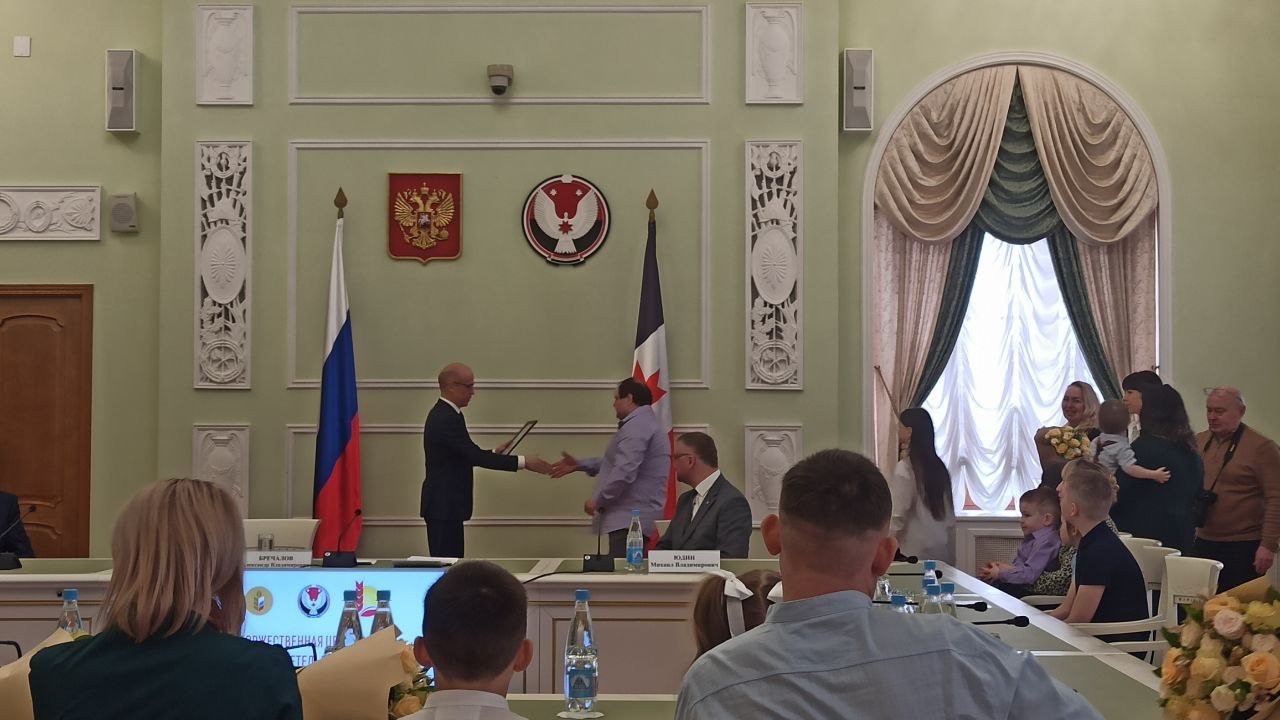 Глава Удмуртии вручил сертификаты многодетным аграриям на улучшение жилищных условий