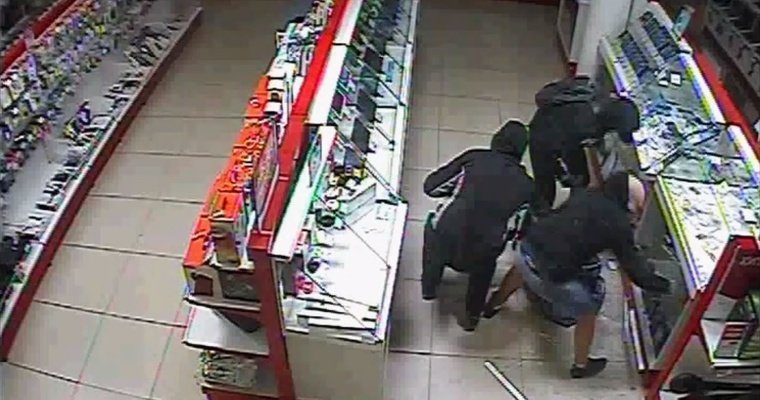 В Ижевске группа мужчин разбила витрины магазина и украла телефоны на 2 млн рублей