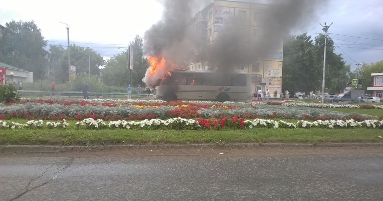 Пассажирский автобус сгорел в Сарапуле: обошлось без жертв