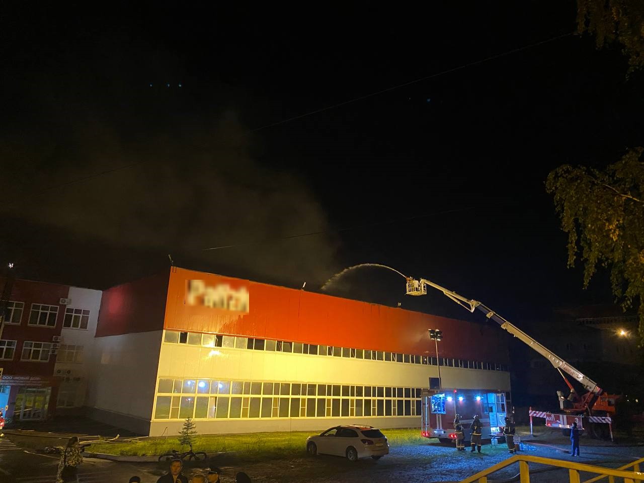 На лакокрасочном заводе в Ижевске пожарные пытаются предотвратить распространение огня