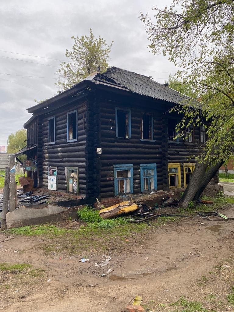 В Ижевске при пожаре в заброшенном доме погиб бездомный мужчина