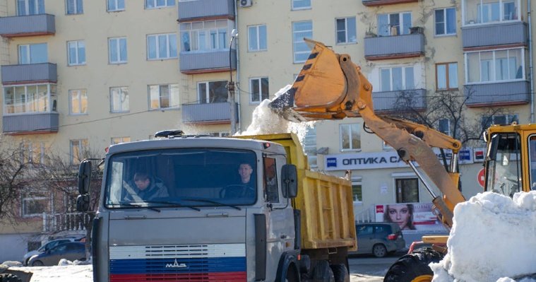 Жители Ижевска заподозрили коммунальщиков в вывозе воздуха вместо снега