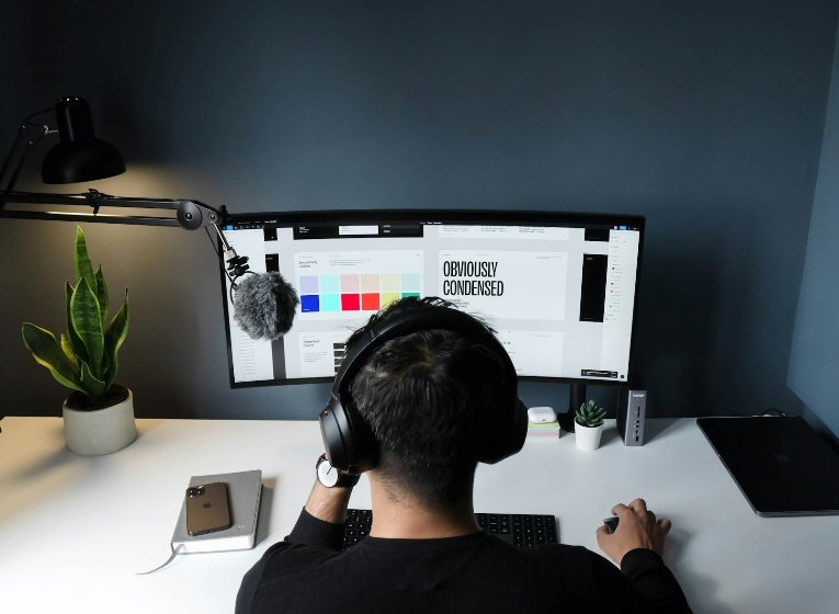 Психолог пояснила, почему на работе нужно хвалить молодых сотрудников-зумеров 