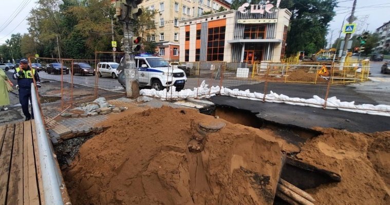Провал асфальта на перекрестке улиц Советской и Коммунаров в Ижевске восстановят в течение дня  