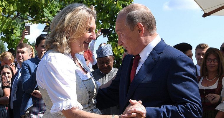 Владимир Путин станцевал с главой МИД Австрии на ее свадьбе