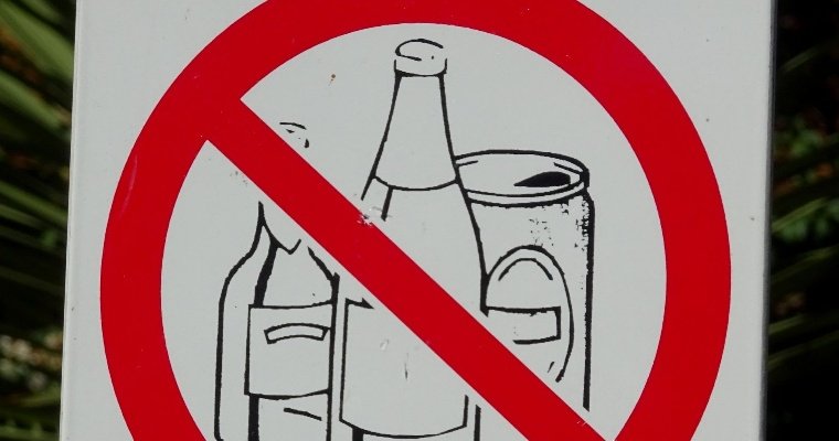 Запрет продажи алкоголя, особые правила увольнения во время пандемии в России и массовые беспорядки в Миннеаполисе: что произошло минувшей ночью