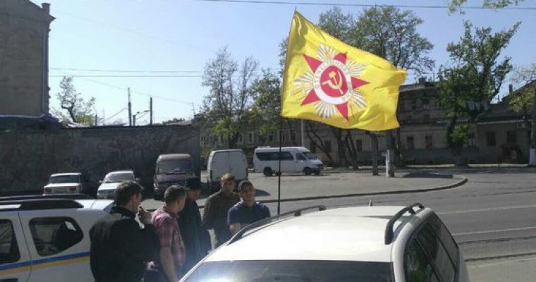 До 5 лет тюрьмы грозит одесситу, задержанному за флаг с советской символикой