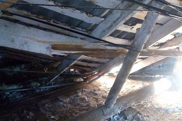 Рухнувшую крышу жилого дома в Ижевске отремонтирует управляющая компания