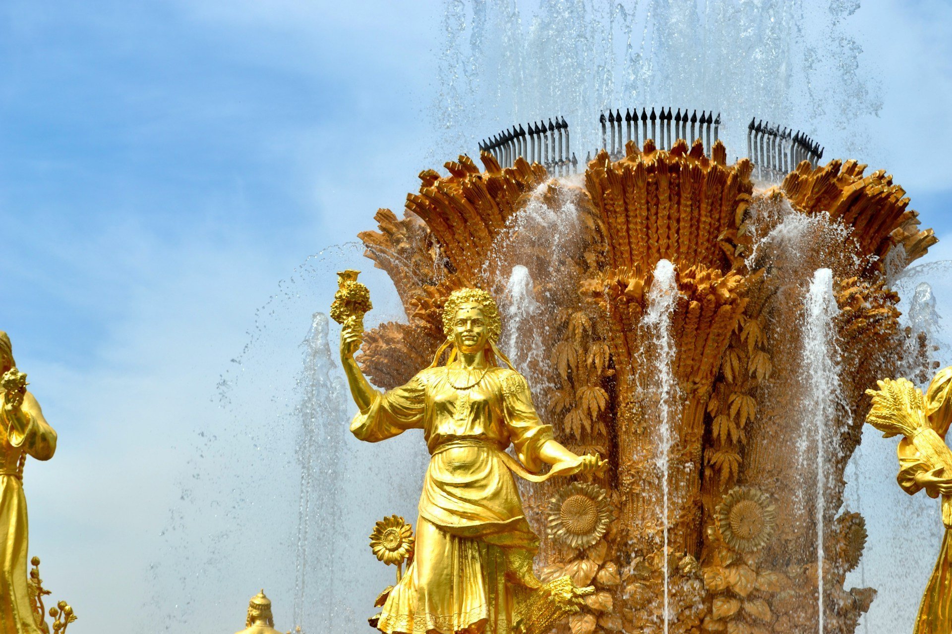 Расчистка почти 900 га от мусора на субботниках в Удмуртии и подготовка фонтанов в Москве: новости к этому часу