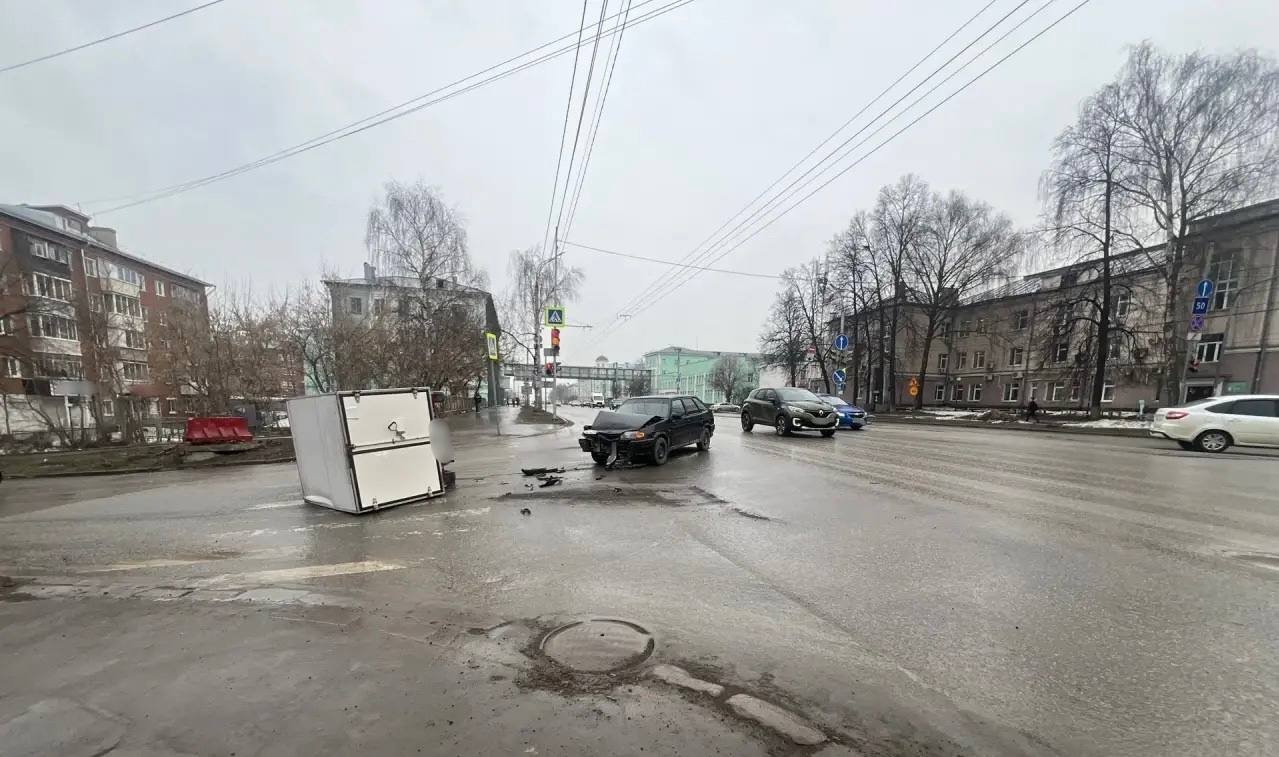 В Ижевске на перекрёстке Удмуртской и Лихвинцева две «Лады» не поделили дорогу